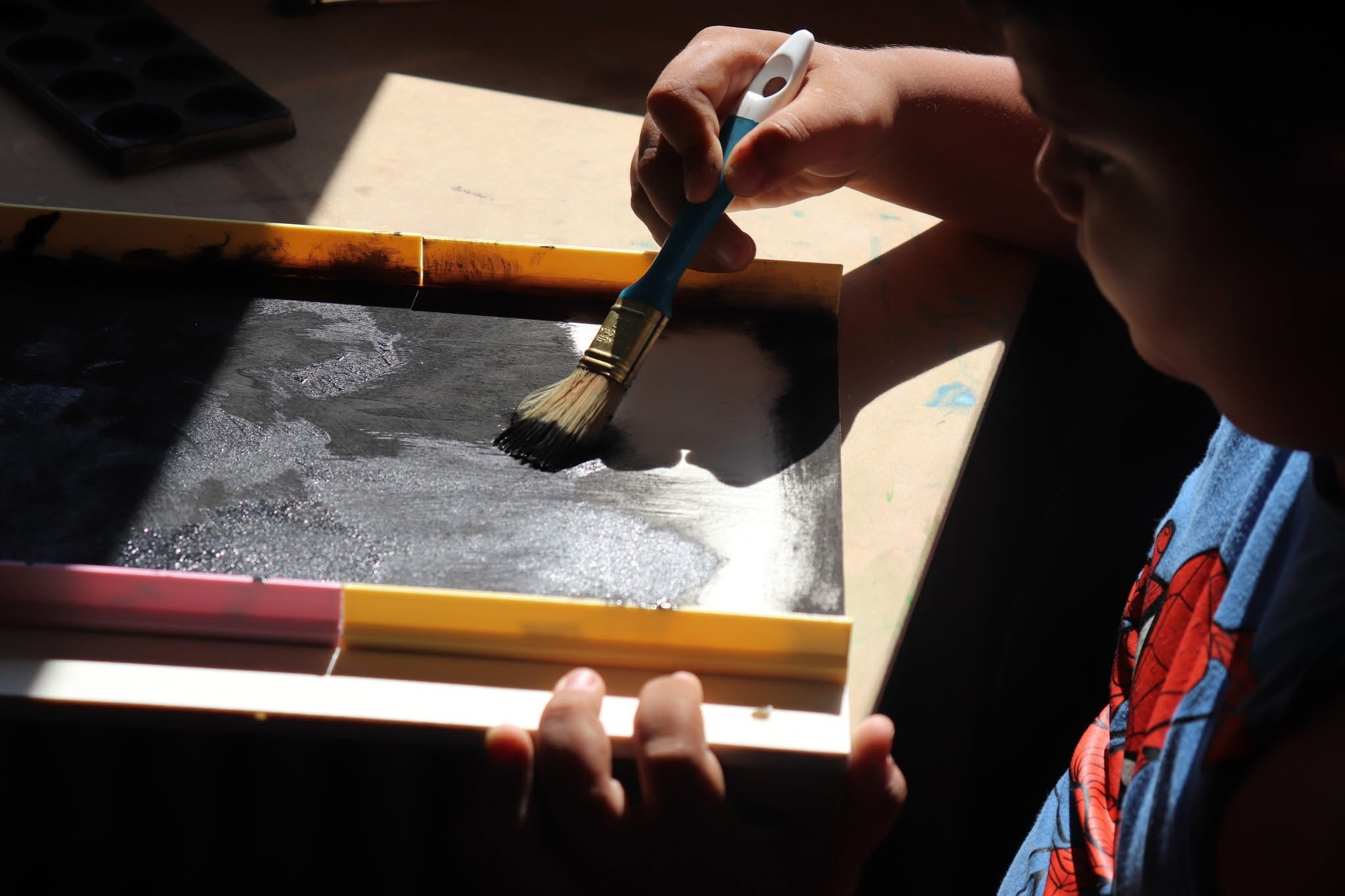 child painting minigolf track